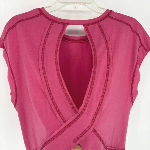 Womens Pink Cropped Cap Sleeve Cutout Back Performance T Shirt Size S Run Gym - Picture 2 of 6